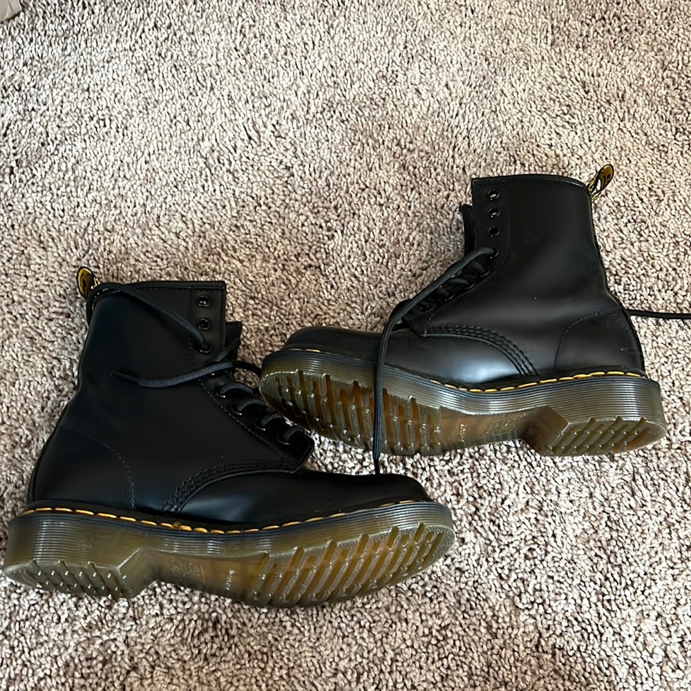 Women’s Size 6 Black leather Dr. Martens